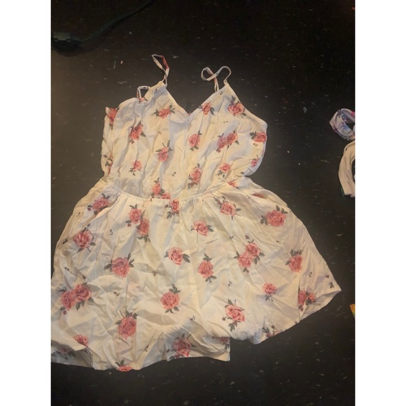2/$15 🌸Floral Spaghetti Strap Romper🌸 - Picture 1 of 1